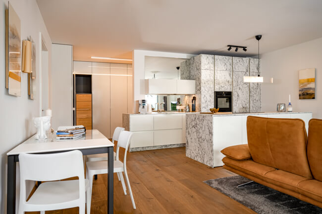 Modernes Interieur Design Apartment in Hochglanz Weiß und Marmorküche