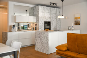 Weiße Küche in Marmor Look