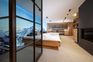 Relaxraum in Chalet mit Sauna, Lofttüren und Kamin