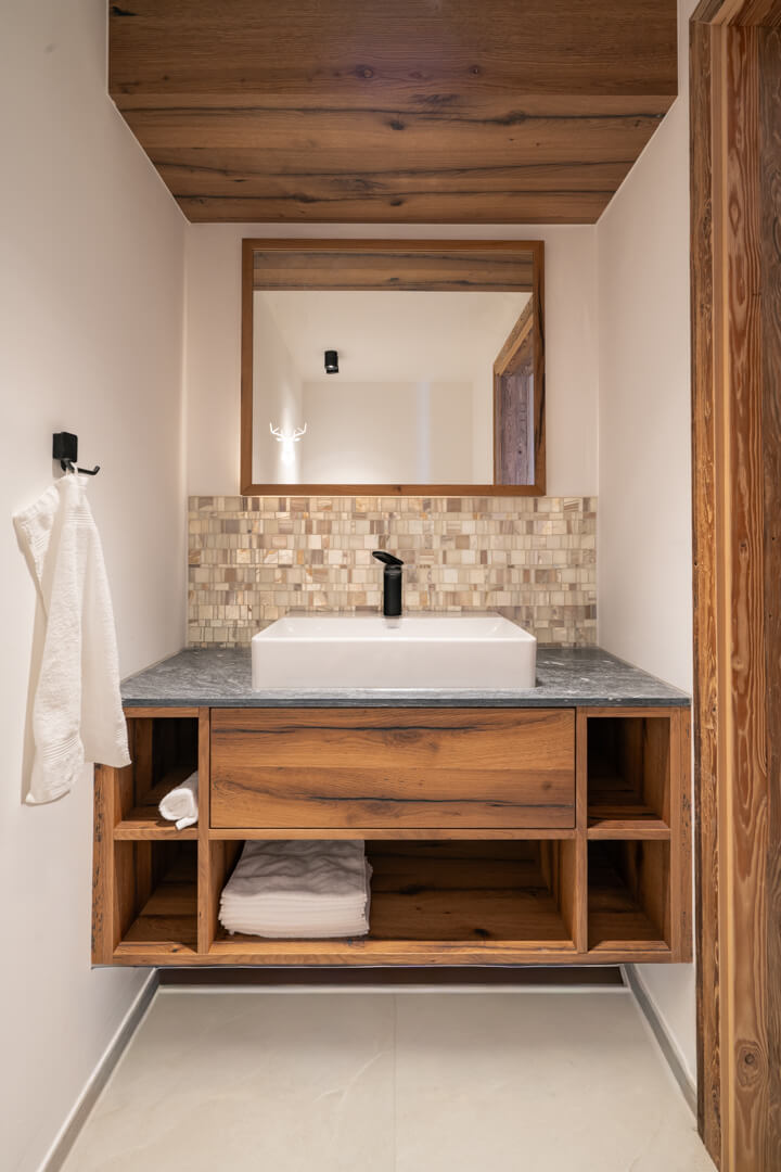 Chalet Badezimmer Eichenmöbel, Naturstein und Perlmut-Fliesen