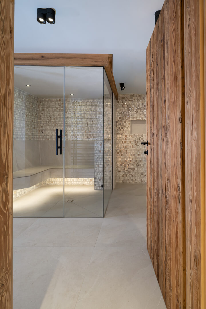 Dampfbad mit Glass und Eichenfassade mit Fliesen aus Muschelperlmutt