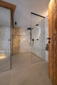 Dampfbad mit Glass und Eichenfassade mit Fliesen aus Muschelperlmutt