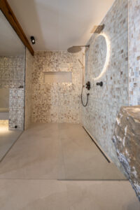 Begehbare schwarze Regendusche mit Fliesen aus Muschelperlmutt