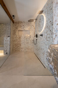 Begehbare schwarze Regendusche mit Fliesen aus Muschelperlmutt