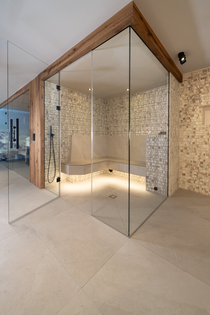 Dampfbad mit Glass und Eichenfassade mit Fliesen aus Muschelperlmutt