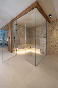 Dampfbad mit Glass und Eichenfassade mit Fliesen aus Muschelperlmutt