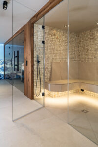 Begehbare schwarze Regendusche mit Fliesen aus Muschelperlmutt