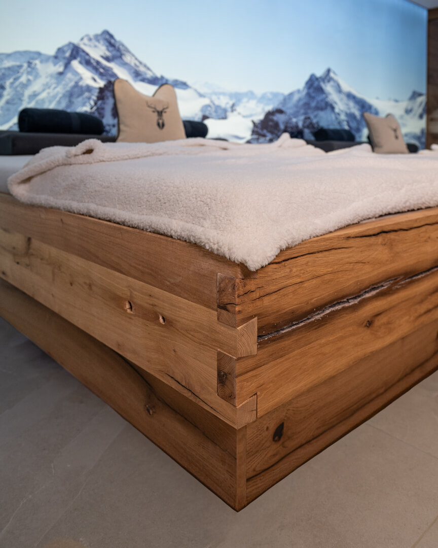 Rustikale Holzverbindung Eichenbett