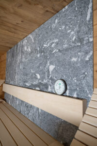 Sauna Rückwand aus Rauriser Naturstein