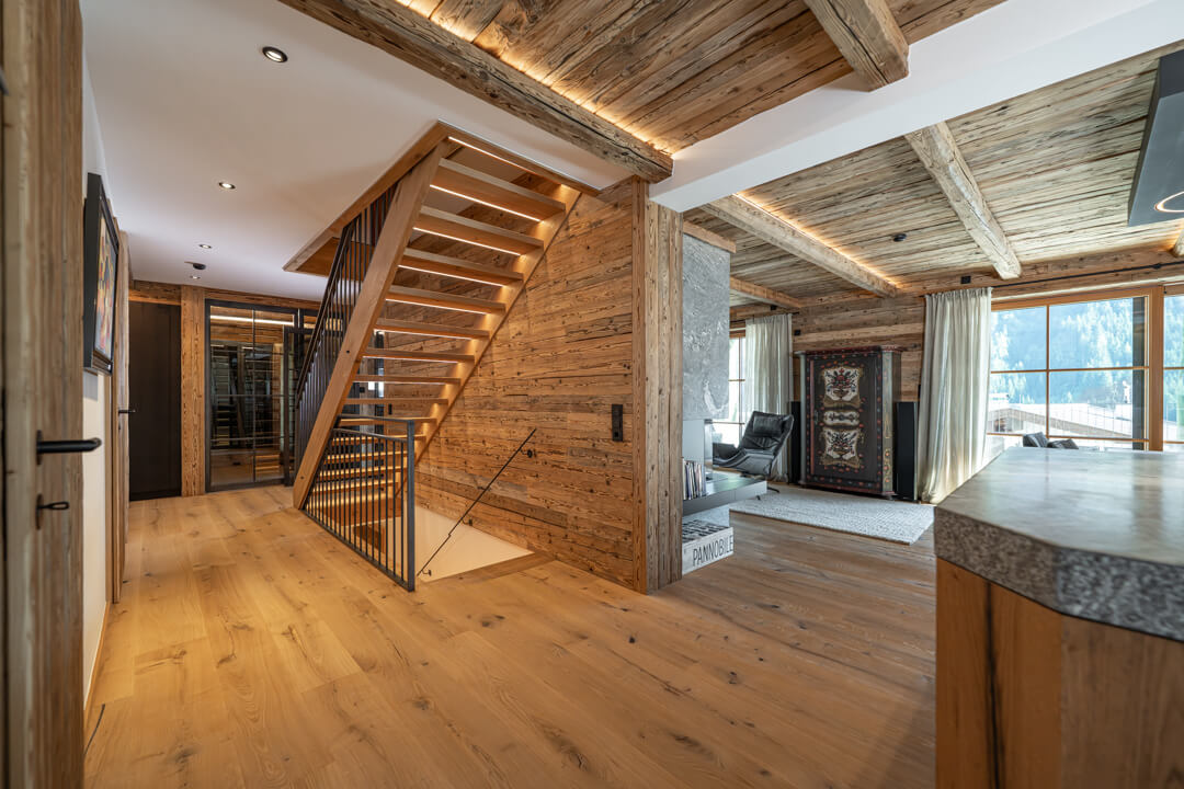 Chalet interieur Altholz Verkleidung und beleuchtete Eichen Treppe