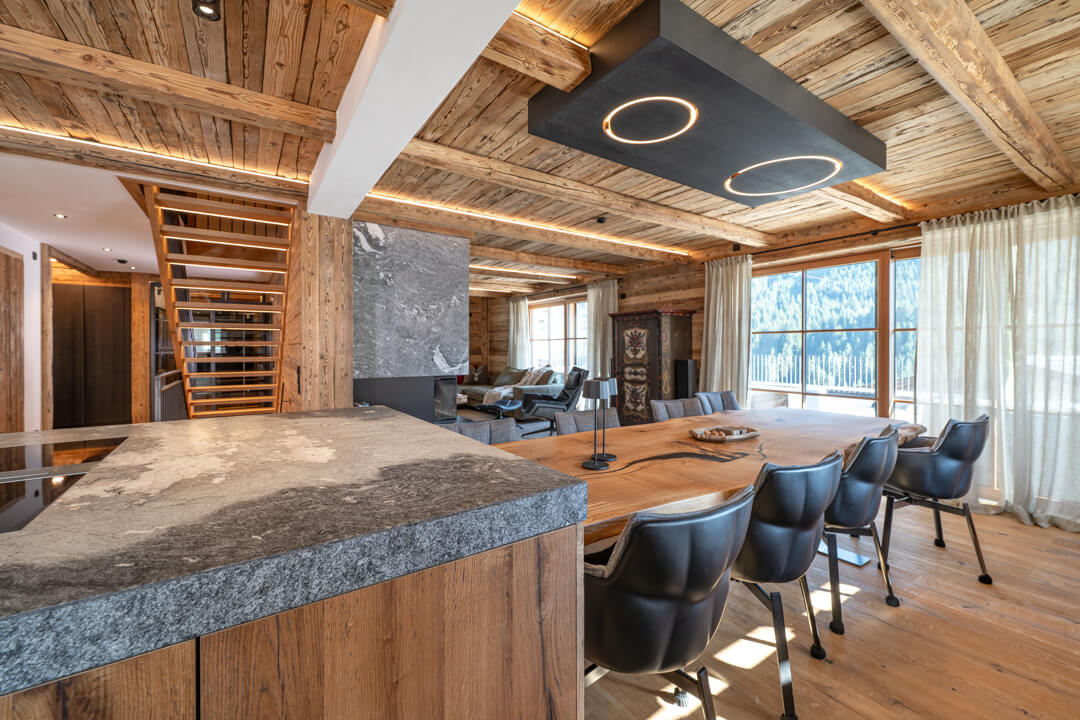 Chalet Küche mit massiver Eichentisch und Insel