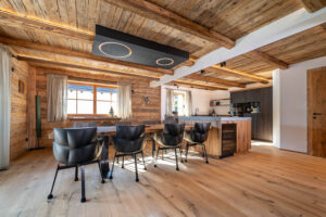 Chalet Wohnküche Kücheninsel mit integrierter Eichentisch