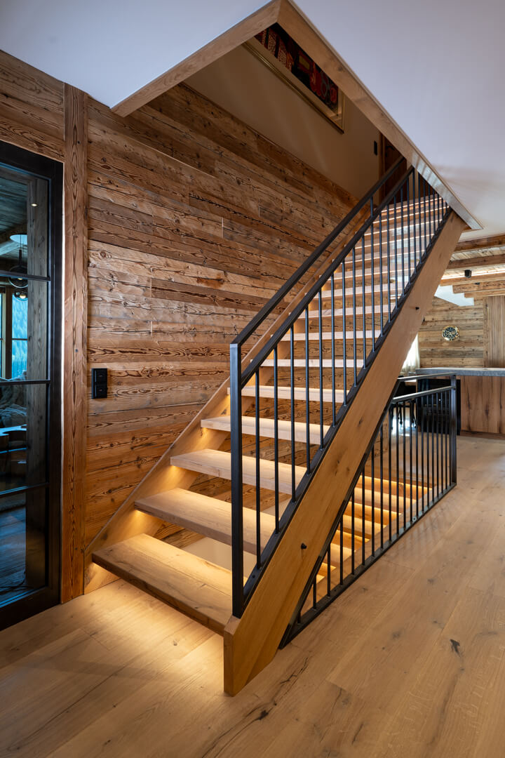 Eichen­treppe mit Stahlgeländer, Eichendielen, Altholzverkleidung, Lofttüren im Stahllook.