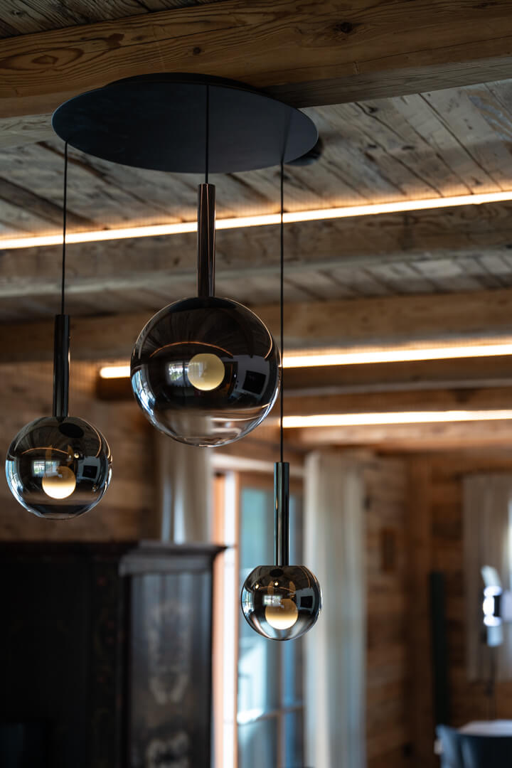 Occhio Luna Sospeso Cloud 3 Lampe im Altholz-Chalet.
