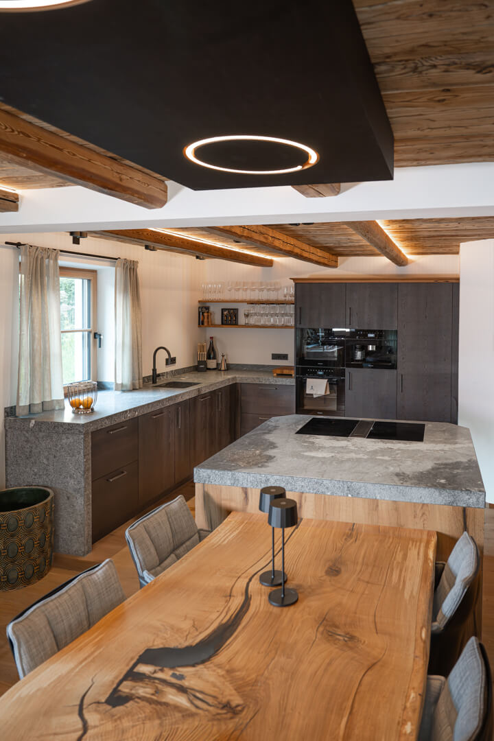 Chalet Wohnküche Kücheninsel mit integrierter Eichentisch