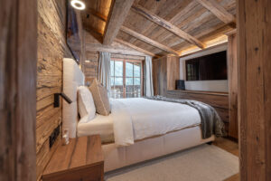 Chalet Schlafzimmer im Alpstill Altholz Eiche und Einbauschränke