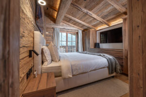 Chalet Schlafzimmer im Alpstill Altholz Eiche und Einbauschränke