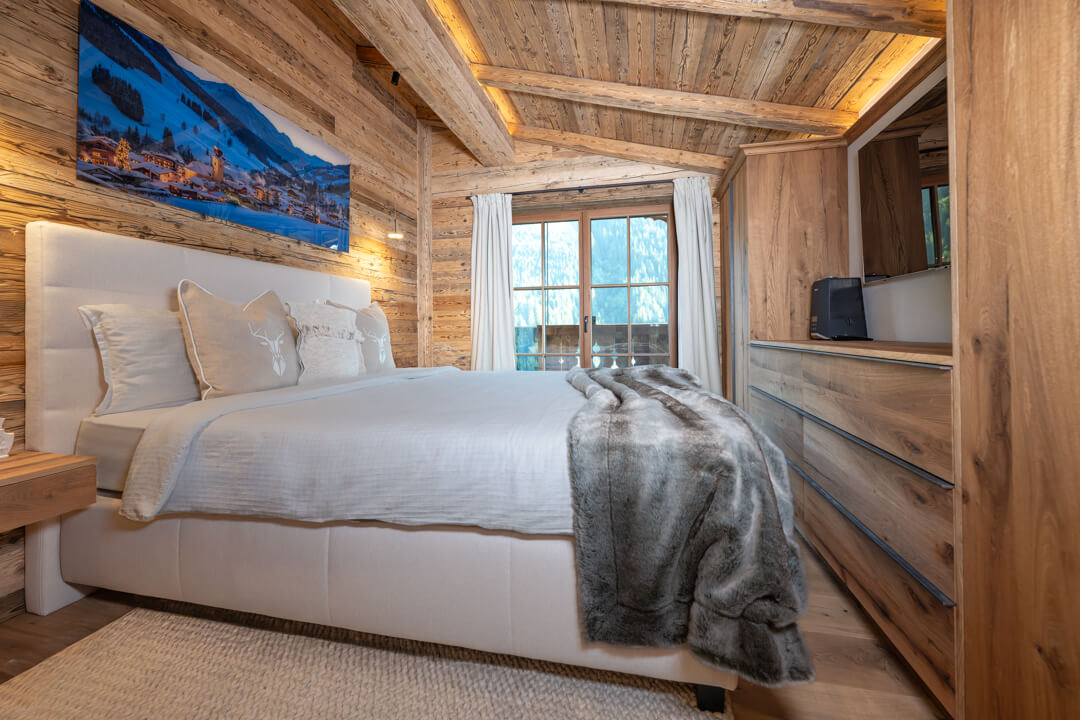 Chalet Schlafzimmer im Alpstill Altholz Eiche und Einbauschränke