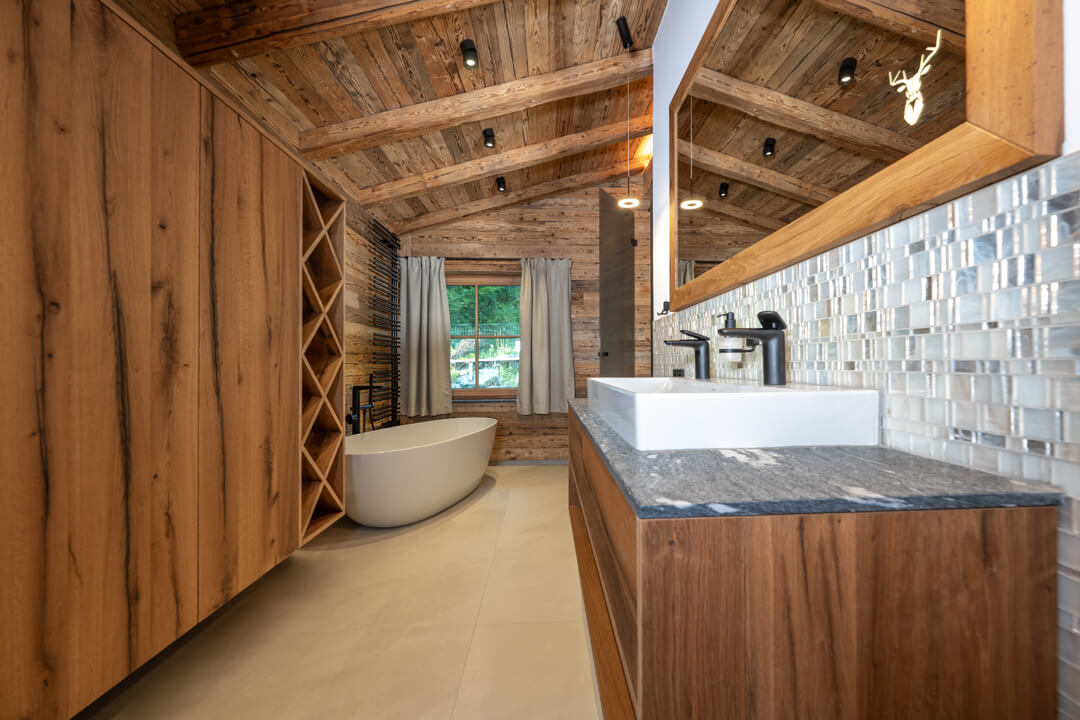 Luxuriöses Chalet-Badezimmer mit Perlmutt- und Altholz-Fassade, Eichenmöbeln und hellen Fliesen.