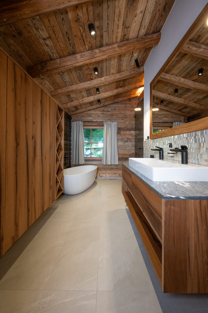 Luxuriöses Chalet-Badezimmer mit Perlmutt- und Altholz-Fassade, Eichenmöbeln und hellen Fliesen.