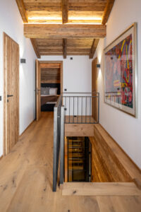 Treppenhaus Chalet mit Eichendielen, Stahlgeländer ud Altholz Decke