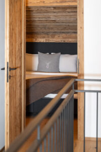 Stahl-Geländer und Alholztür zum Schlafzimmer