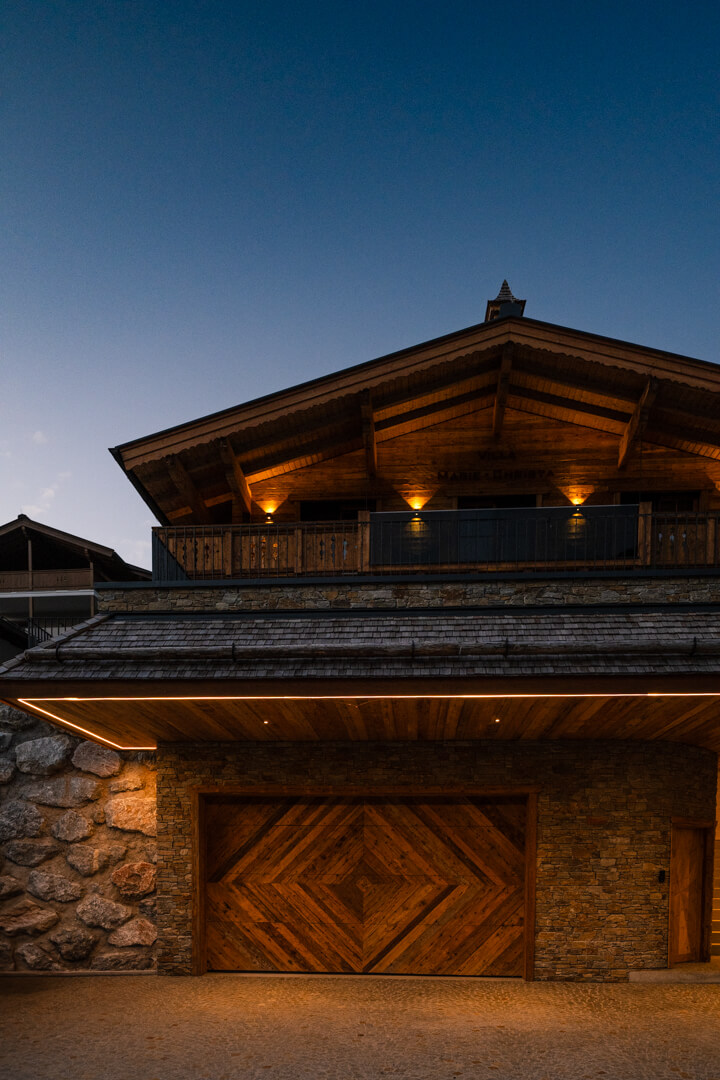 Beleuchtetes Alpen Chalet