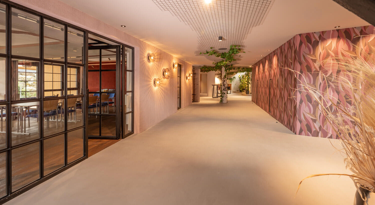 Hotel gallery Lofttüren, rosa Blumentapete