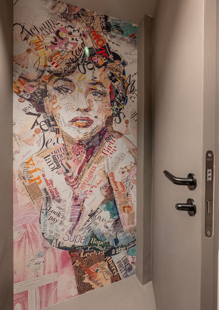 Fototapete mit farbigen Frauenporträt als moderne Wanddekoration.