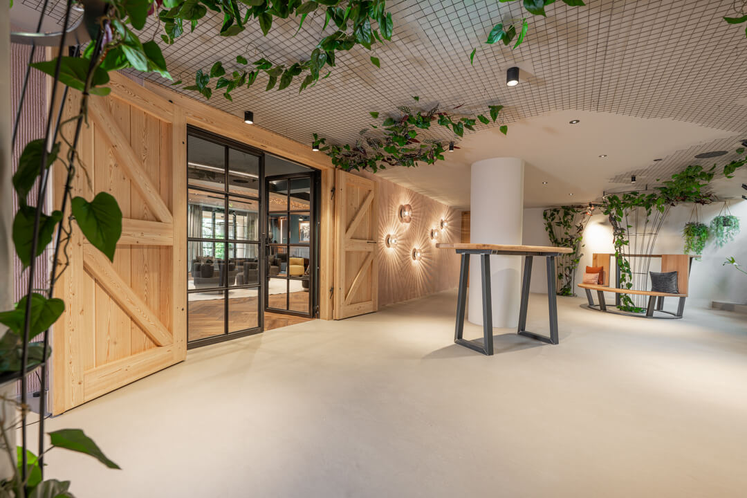 Hotel-Galerie mit Lofttüren und Eichen-Barndoors, die zum Kaminzimmer führen.