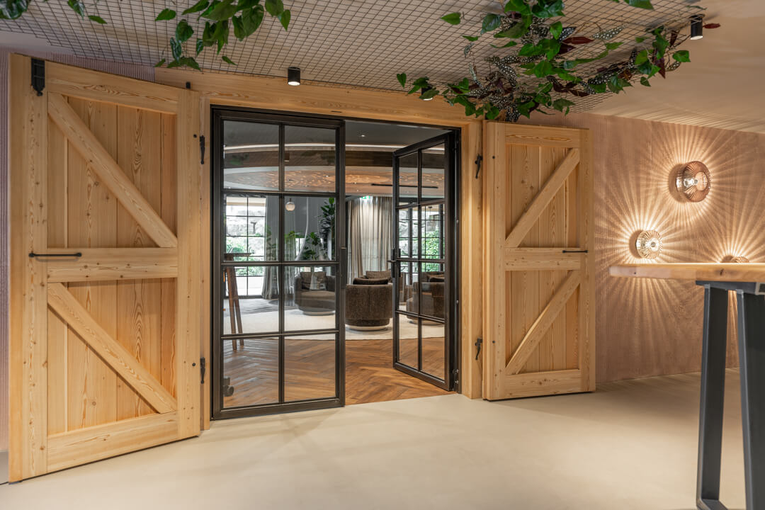 Hotel-Galerie mit Lofttüren und Eichen-Barndoors, die zum Kaminzimmer führen.