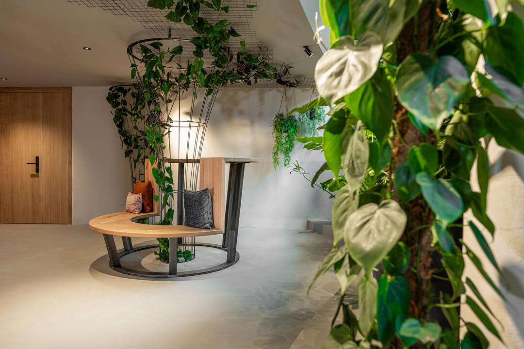 Hotel-Galerie mit modernem Design-Loungetisch aus Eiche und Stahl.