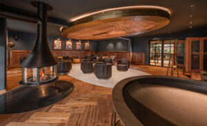 Kaminzimmer. Dunkles Zimmer mit Holzpanele und fischgrat Boden. Im Hotel Rössle.