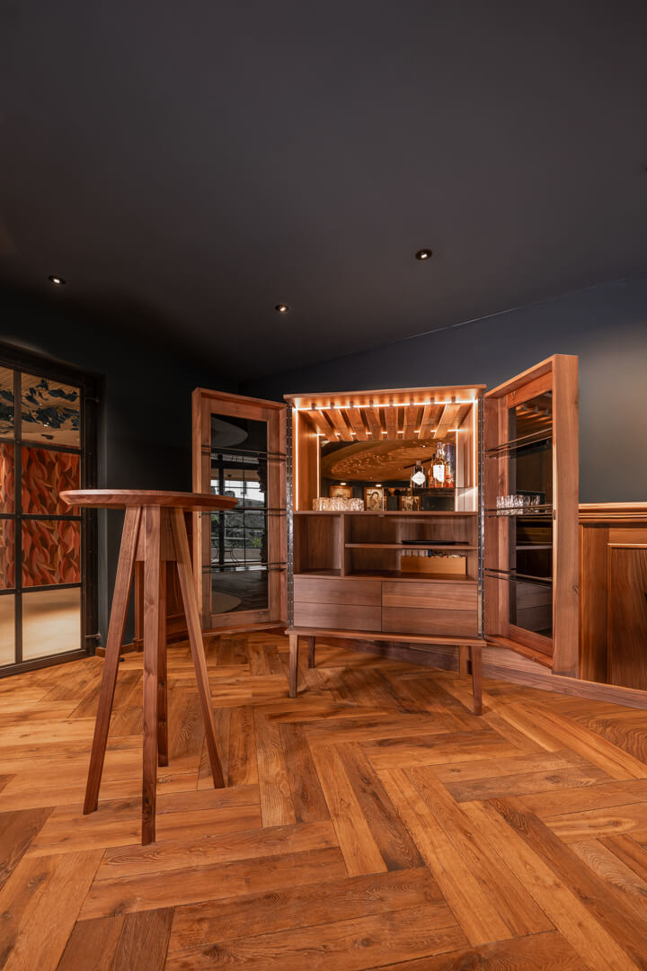 Handgefertigter Whiskyschrank aus Walnussholz mit getöntem Glas.