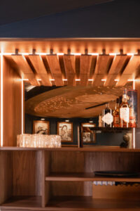 Handgefertigter Whiskyschrank beleuchtet