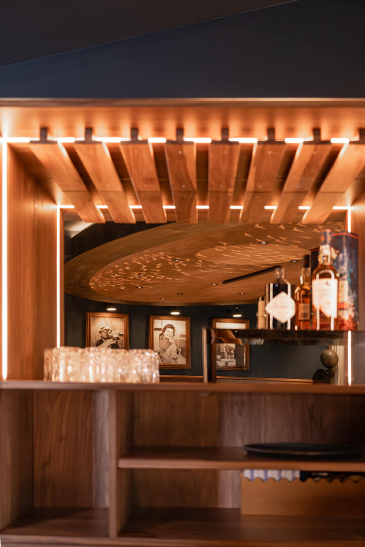 Handgefertigter Whiskyschrank beleuchtet