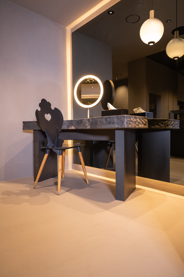 Eleganter, dunkler Ganzkörperspiegel mit integrierter Beleuchtung, massiven Steintisch.