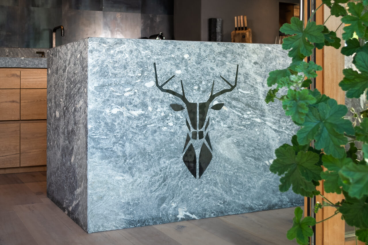 Massiver Küchen Steinblock Hirschlogo