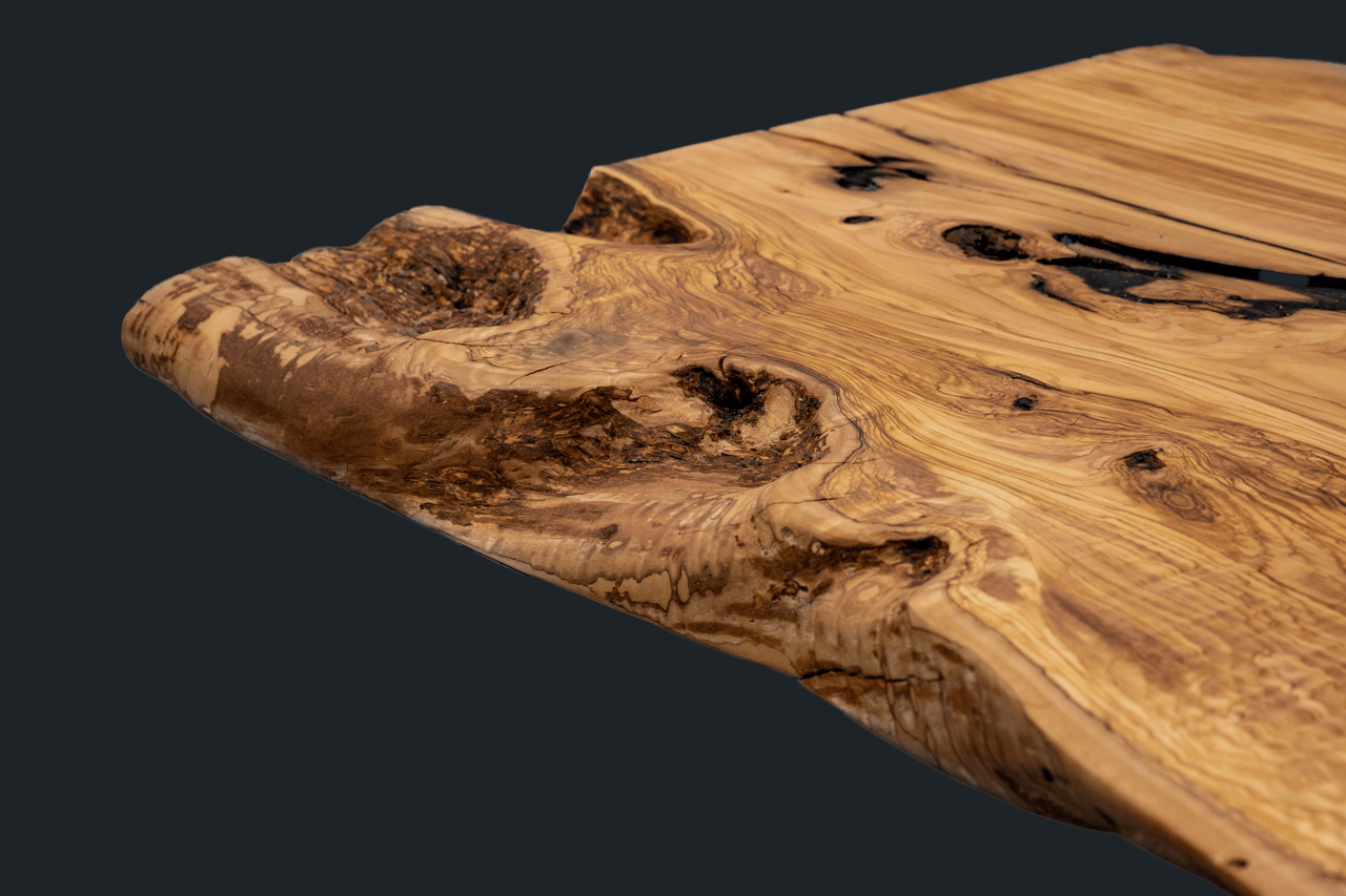 Holzmaserung einer massiven Olivenholzplatte