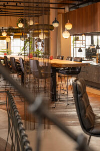 7,5 Meter langen Eichentisch mit dynamischer Naturkante.