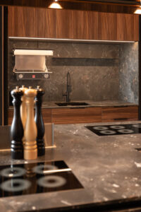 Graue Naturstein Küche mit Nussholz