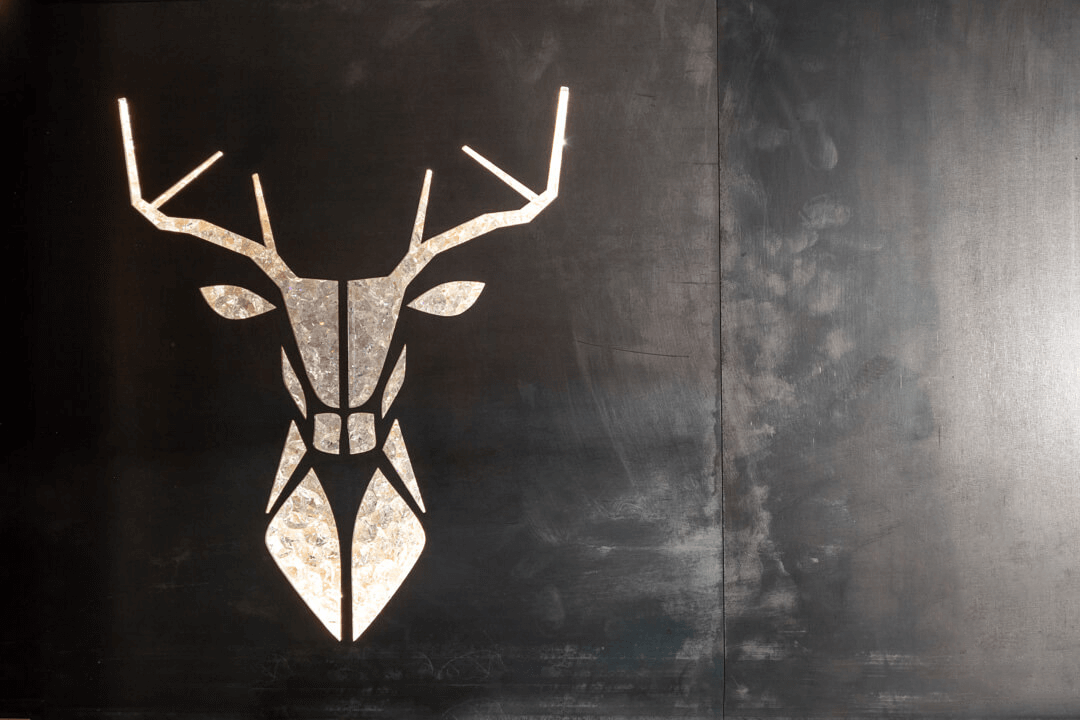 Hirschlogo Swarovski und Stahlfliese