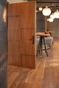 Moderne Holztür mit geometrischem, quadratischem Muster