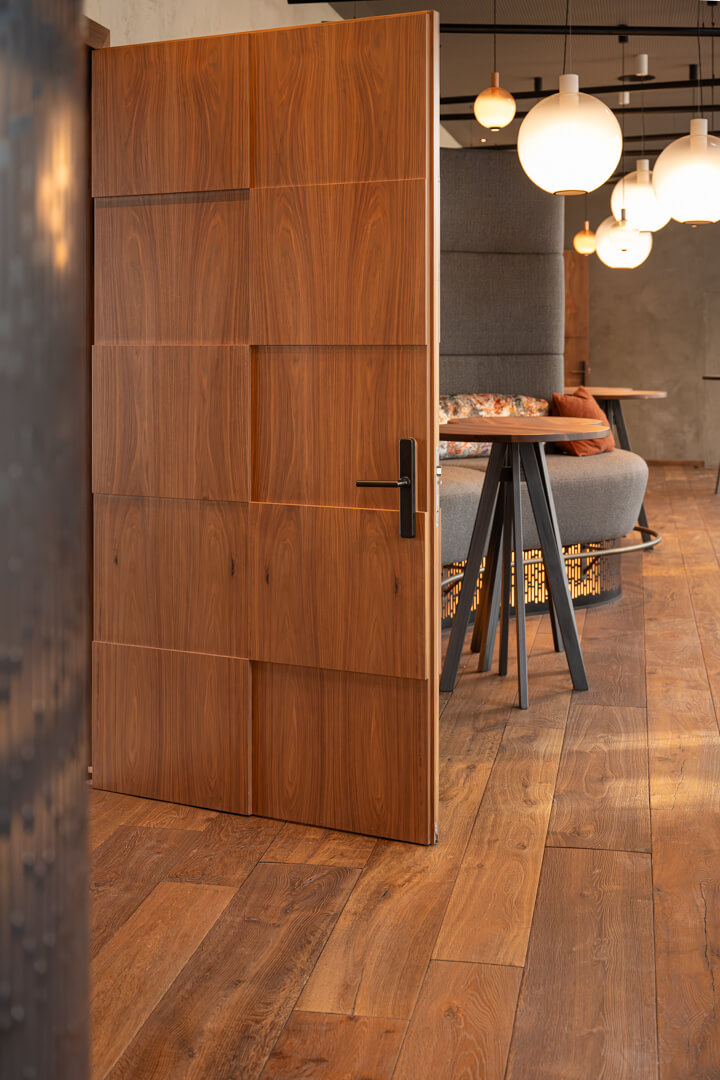 Moderne Holztür mit geometrischem, quadratischem Muster