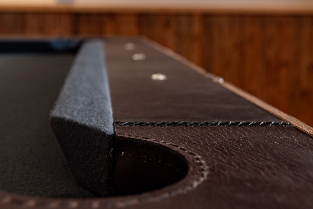 Kräftige Sattlernähte rustikales Leder Billiard Tisch