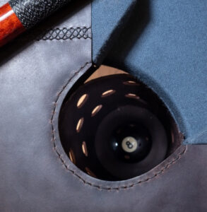 Rustikaler Billardtisch mit Leder und Sattlernähte im Chalet-Stil