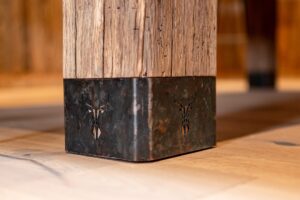 Rustikaler Billardtisch mit Stahlfüßen und Altholz im Chalet-Stil