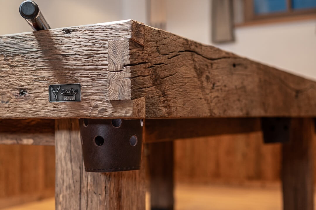 Rustikaler Billardtisch Lederkörpchen und Altholz im Chalet-Stil