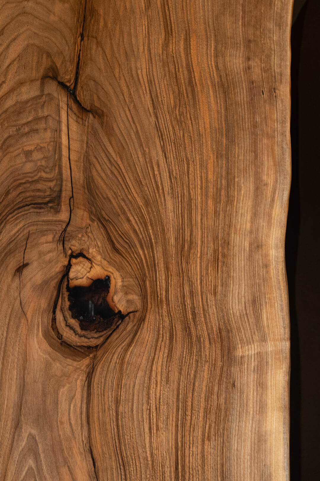 Holzmaserung einer massiven Nussholzplatte