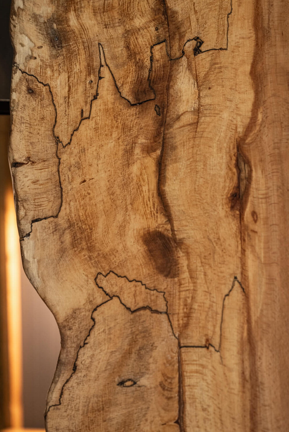 Holzmaserung einer massiven Tischplatte